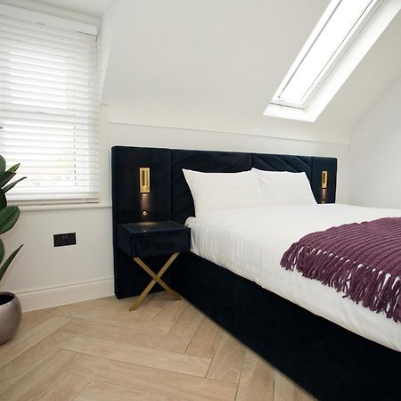 Ultra Stylish Apt Set In An Affluent Location Poole Eksteriør billede