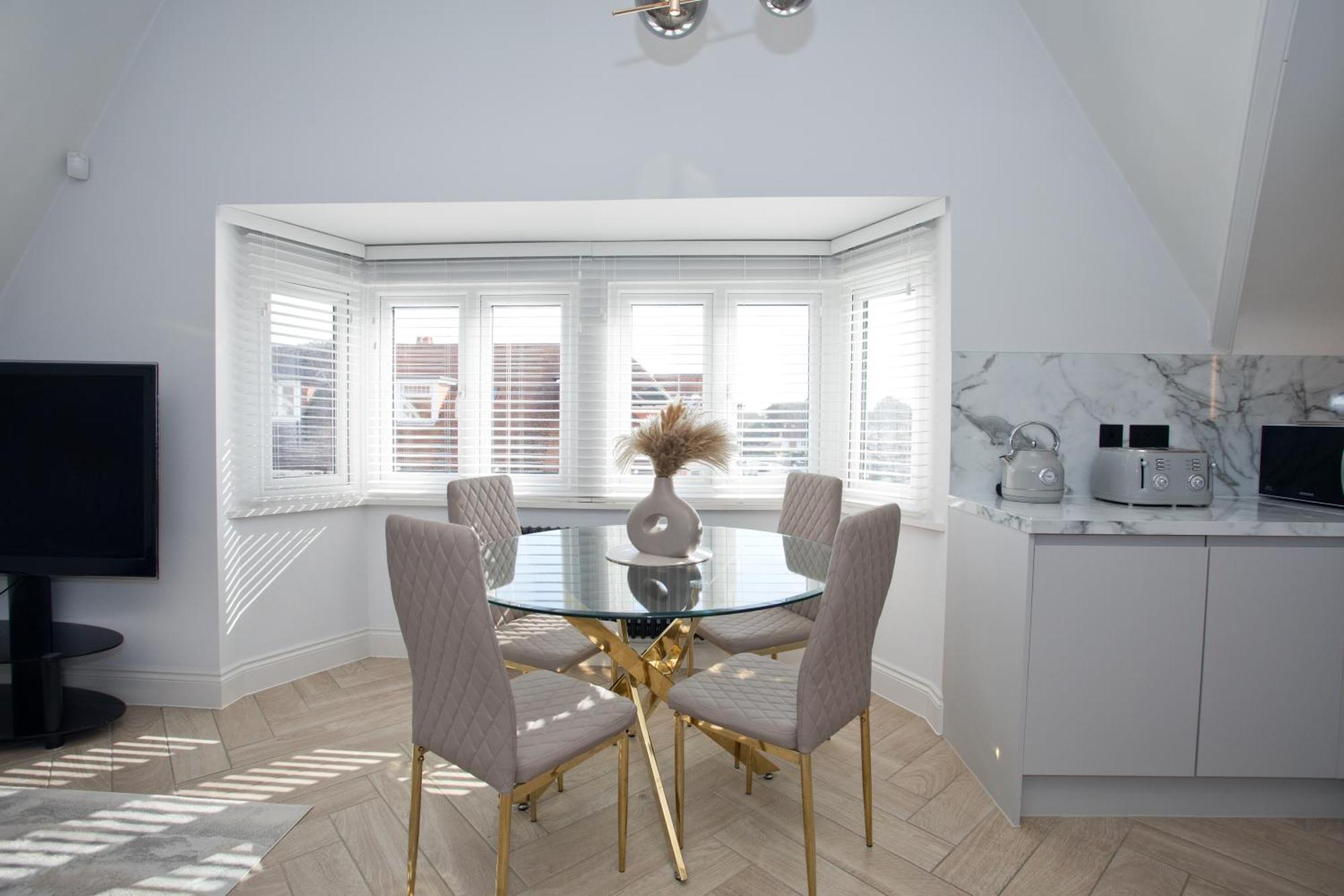 Ultra Stylish Apt Set In An Affluent Location Poole Eksteriør billede