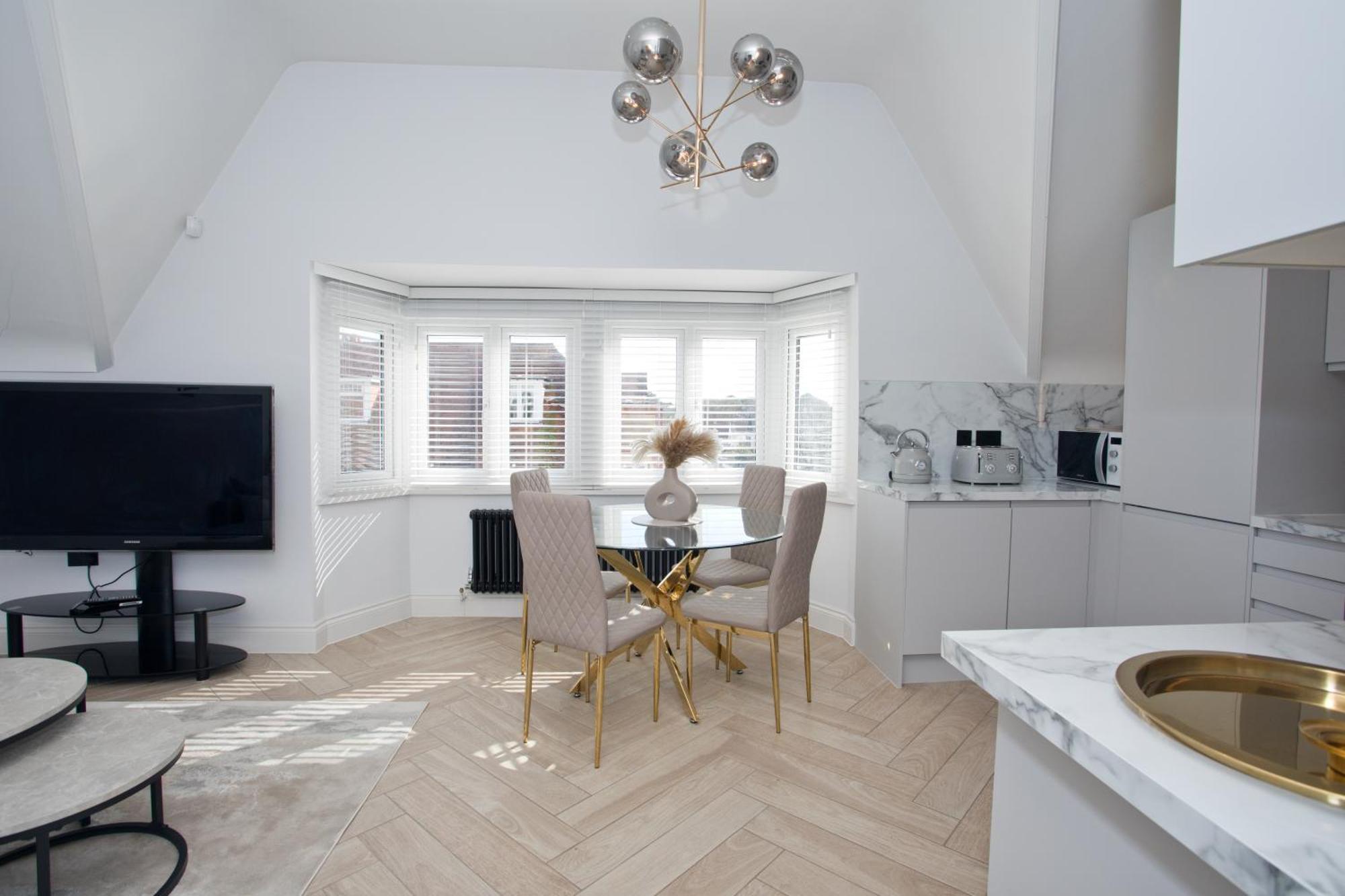 Ultra Stylish Apt Set In An Affluent Location Poole Eksteriør billede