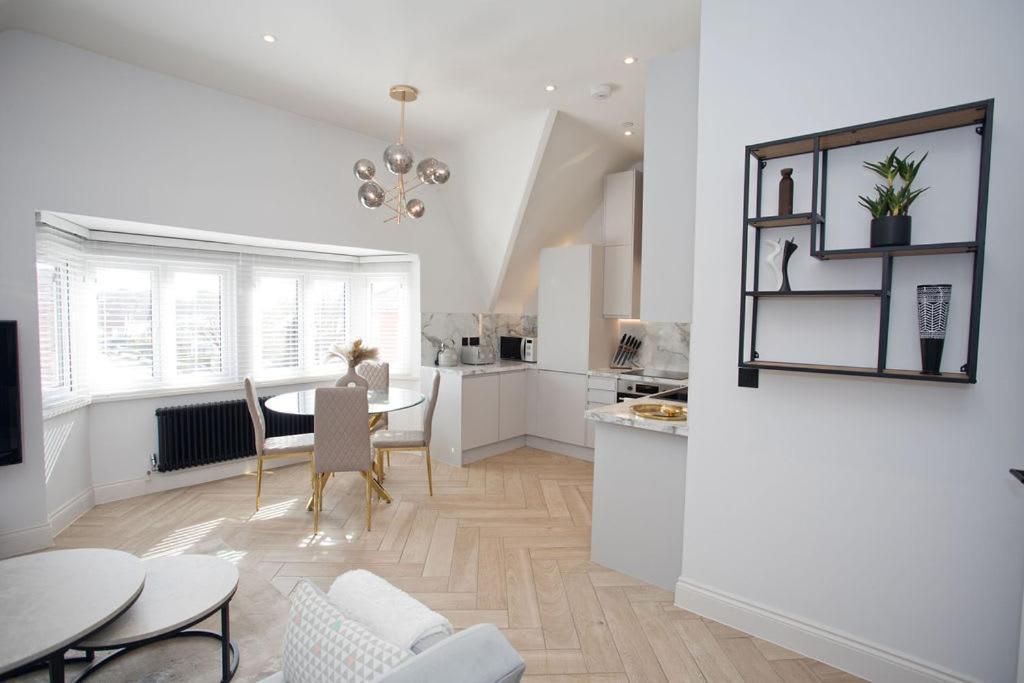 Ultra Stylish Apt Set In An Affluent Location Poole Eksteriør billede