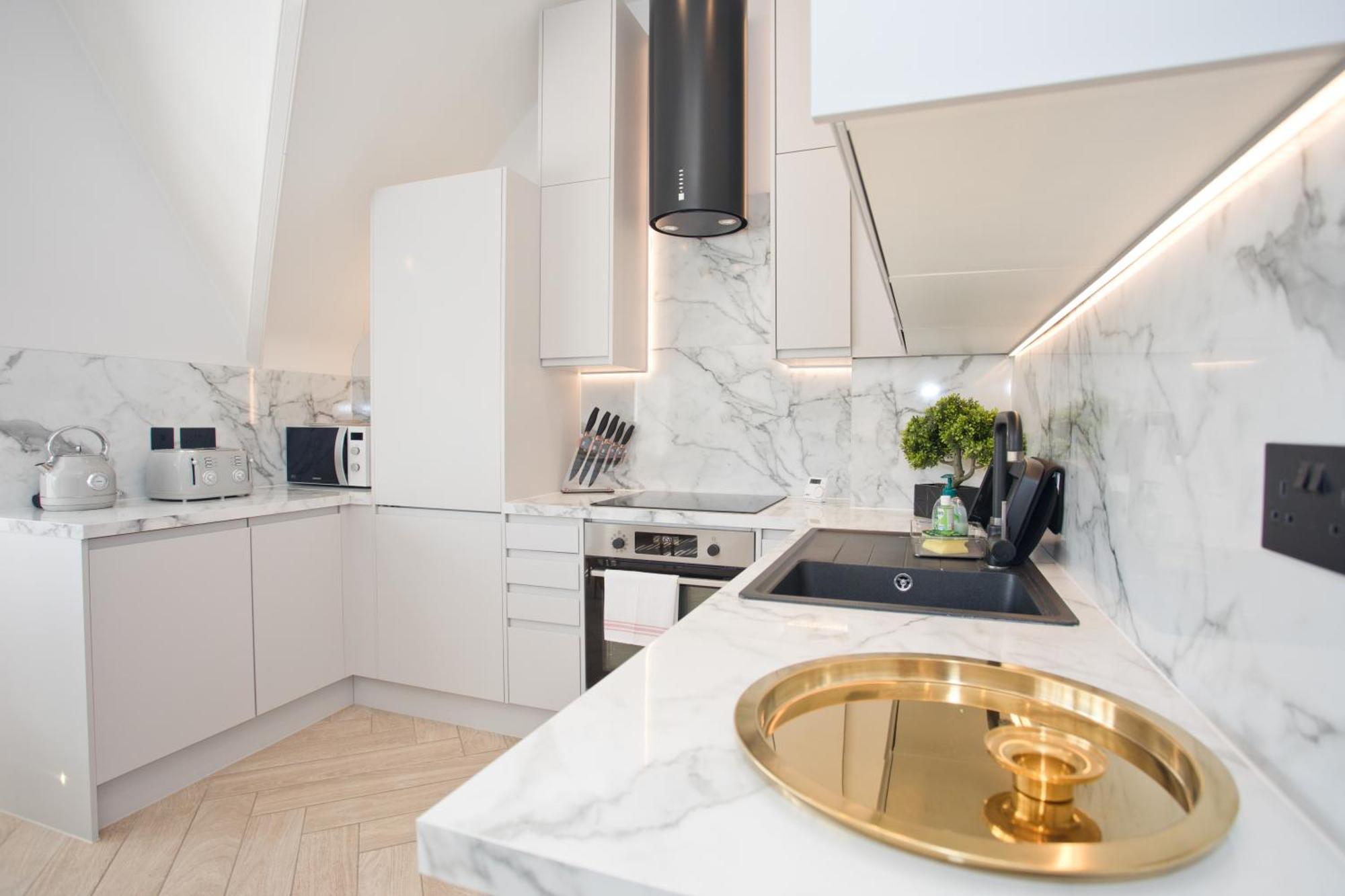 Ultra Stylish Apt Set In An Affluent Location Poole Eksteriør billede