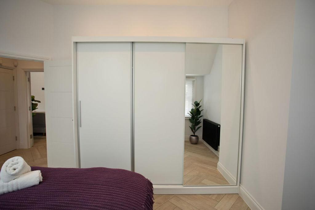 Ultra Stylish Apt Set In An Affluent Location Poole Eksteriør billede