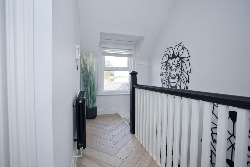 Ultra Stylish Apt Set In An Affluent Location Poole Eksteriør billede