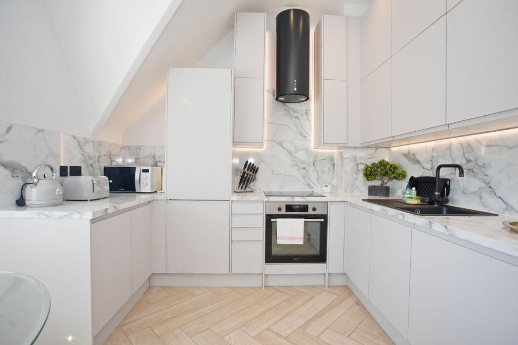Ultra Stylish Apt Set In An Affluent Location Poole Eksteriør billede