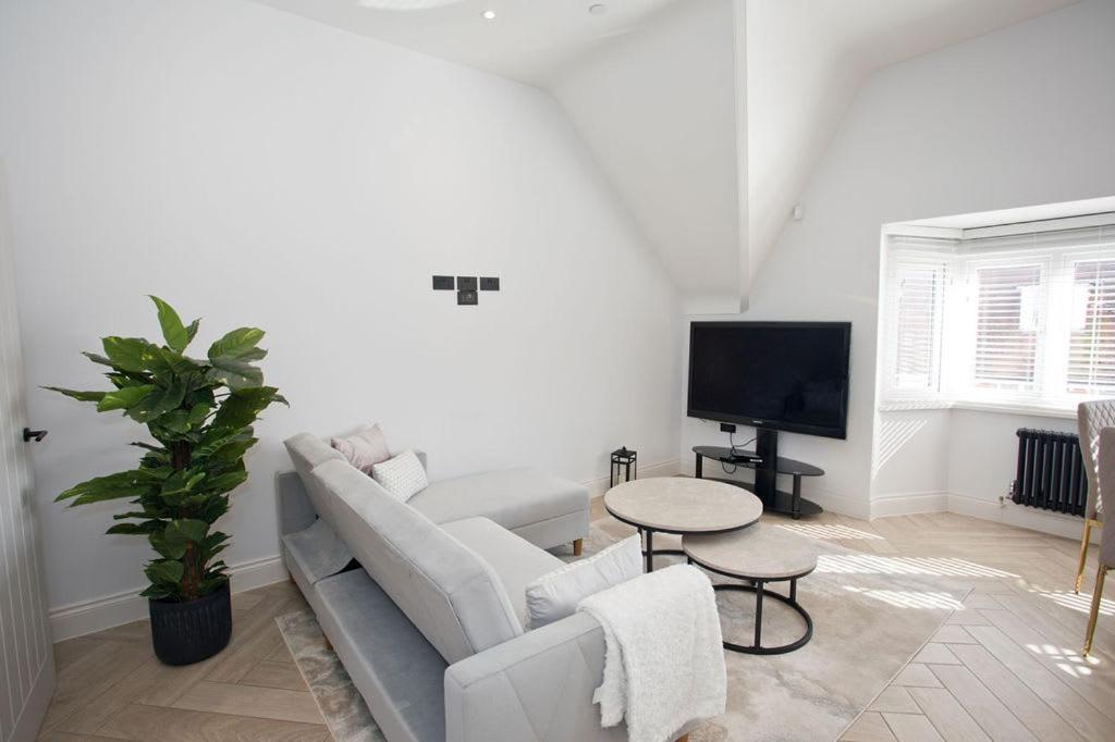 Ultra Stylish Apt Set In An Affluent Location Poole Eksteriør billede