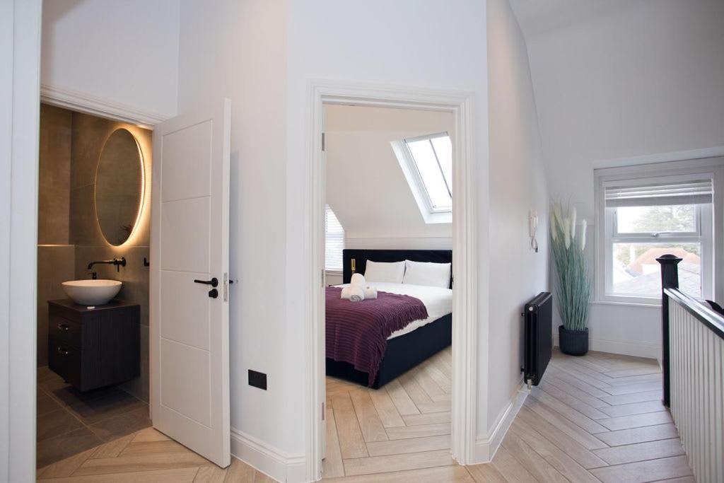 Ultra Stylish Apt Set In An Affluent Location Poole Eksteriør billede