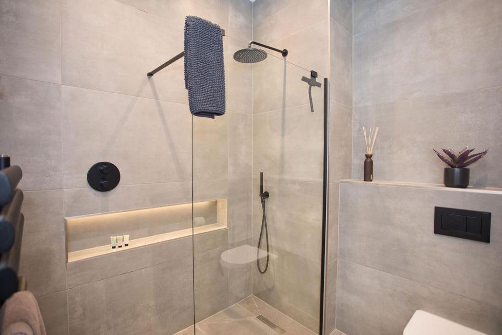 Ultra Stylish Apt Set In An Affluent Location Poole Eksteriør billede