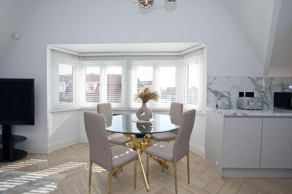Ultra Stylish Apt Set In An Affluent Location Poole Eksteriør billede