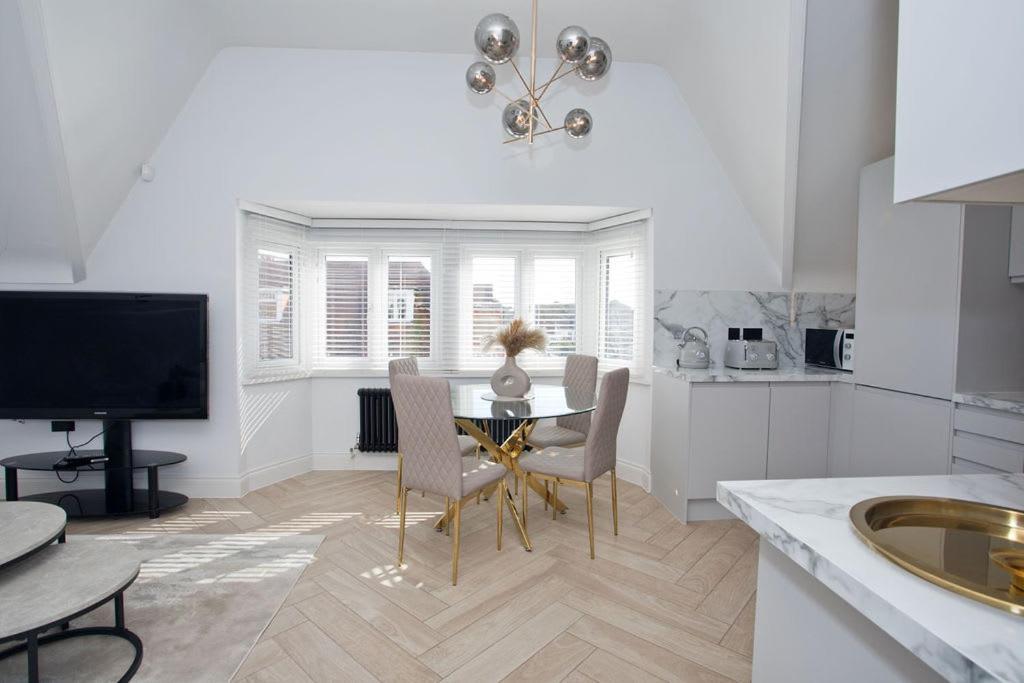 Ultra Stylish Apt Set In An Affluent Location Poole Eksteriør billede